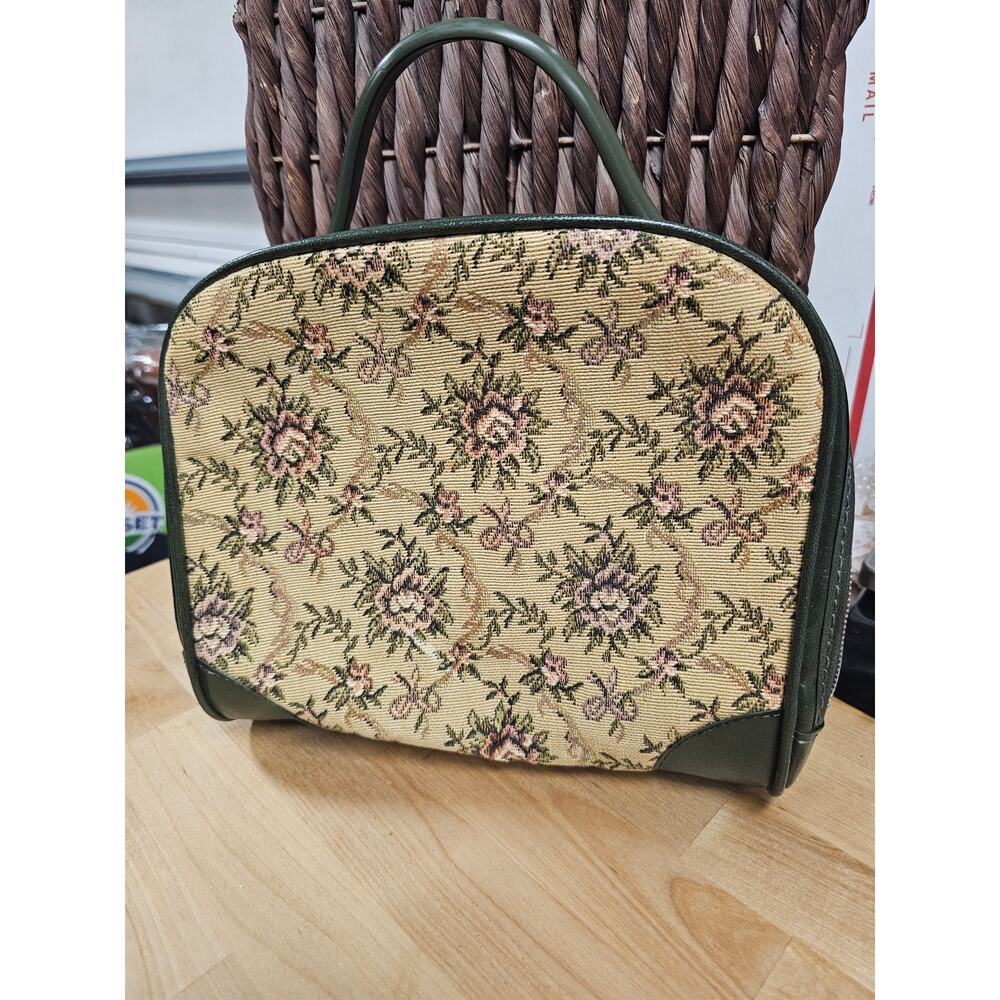 Vintage Leather & Rose Tapestry Handbag zipper closure